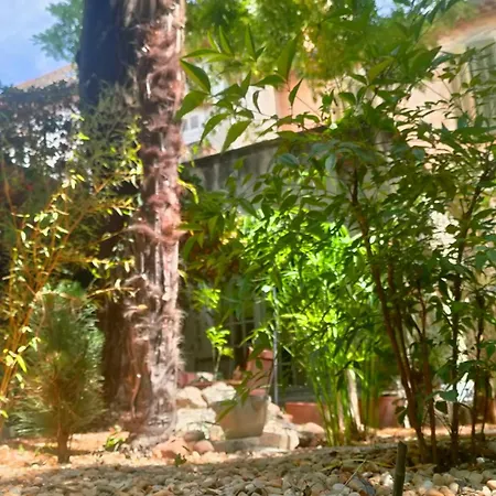 Appt Arenes 90 M2 + Terrasse Ombragee نيم