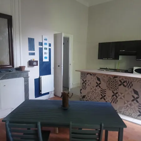 Appt Arenes 90 M2 + Terrasse Ombragee شقة